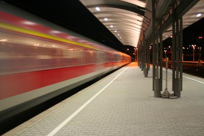 Nachts auf dem Bahnsteig