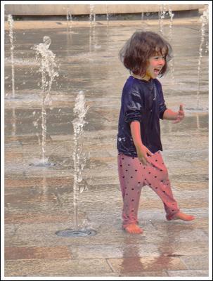 Kind im Brunnen
